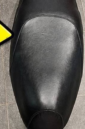 La même selle après réfection, tissu noir neuf