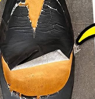 Selle déchirée avant réfection, mousse apparente